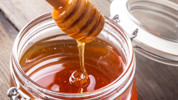 怎样用蜂蜜水洗脸？蜂蜜的正确使用起到祛斑的作用（怎样用蜂蜜水洗脸）