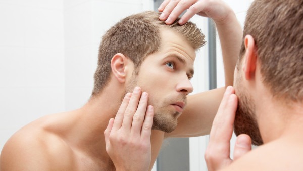 中年男性秃头如何应对？做好4项措施有效预防男性脱发