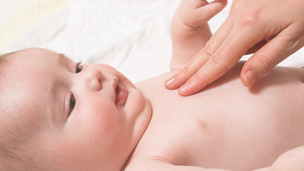 婴儿得了手足口病有什么症状？手足口病红疹一般多久消失？