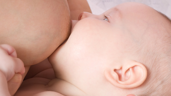 婴儿期饮食怎么搭配？宝宝辅食添加要循序渐进