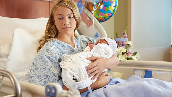 新生儿打嗝是因为咽进空气吗？三种姿势帮助新生儿不打嗝