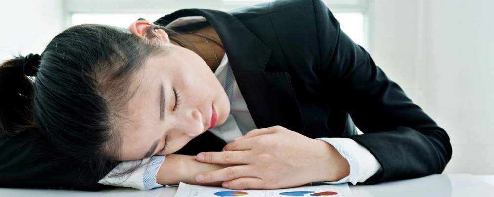 趴着睡觉起来打嗝胀气是什么原因 趴着睡的影响 趴着睡的副作用