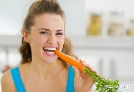女子吃胡萝卜变小橘人！专家揭秘胡萝卜减肥法的真相