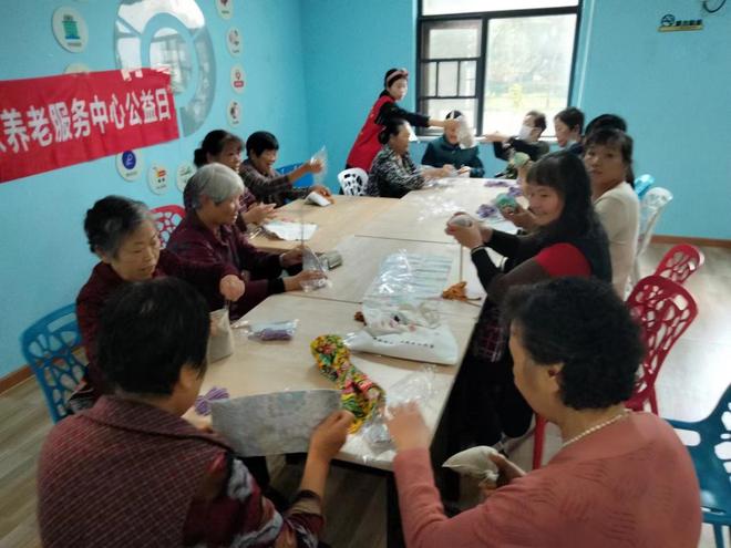 武汉市牌楼社区开展养生艾草锤老年手工活动