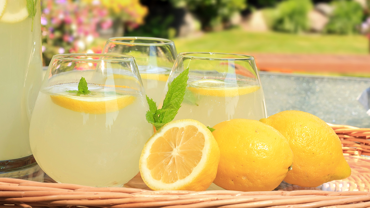 喝柠檬水能缓解孕吐吗？喝柠檬水有哪些好处？（喝柠檬水能缓解孕吐吗）