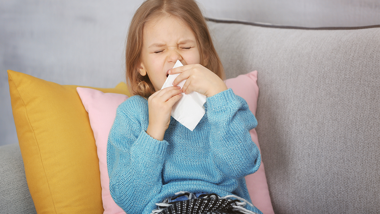 孩子经常鼻塞、喷嚏是怎么回事？（孩子有过敏性鼻炎，经常鼻塞、喷嚏怎么办？）