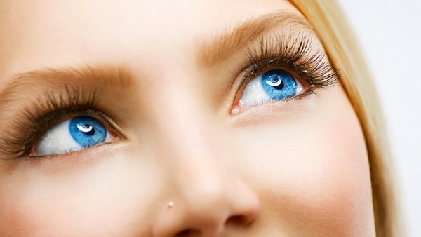 眼球上一层白膜是干眼症的表现吗？