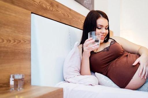 女人怀孕后喝水也要有所讲究抽血怀孕血检可以查出来是否怀孕
