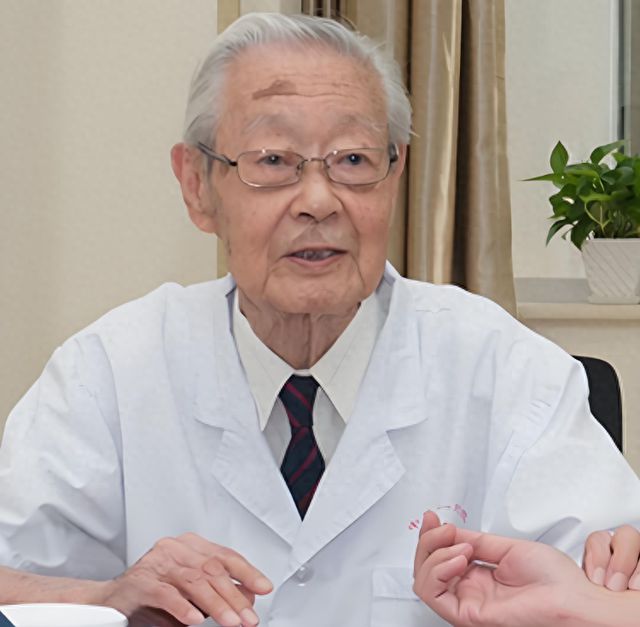 长寿不是偶然！揭秘104岁国医大师阮士怡的养生秘诀，人人可学